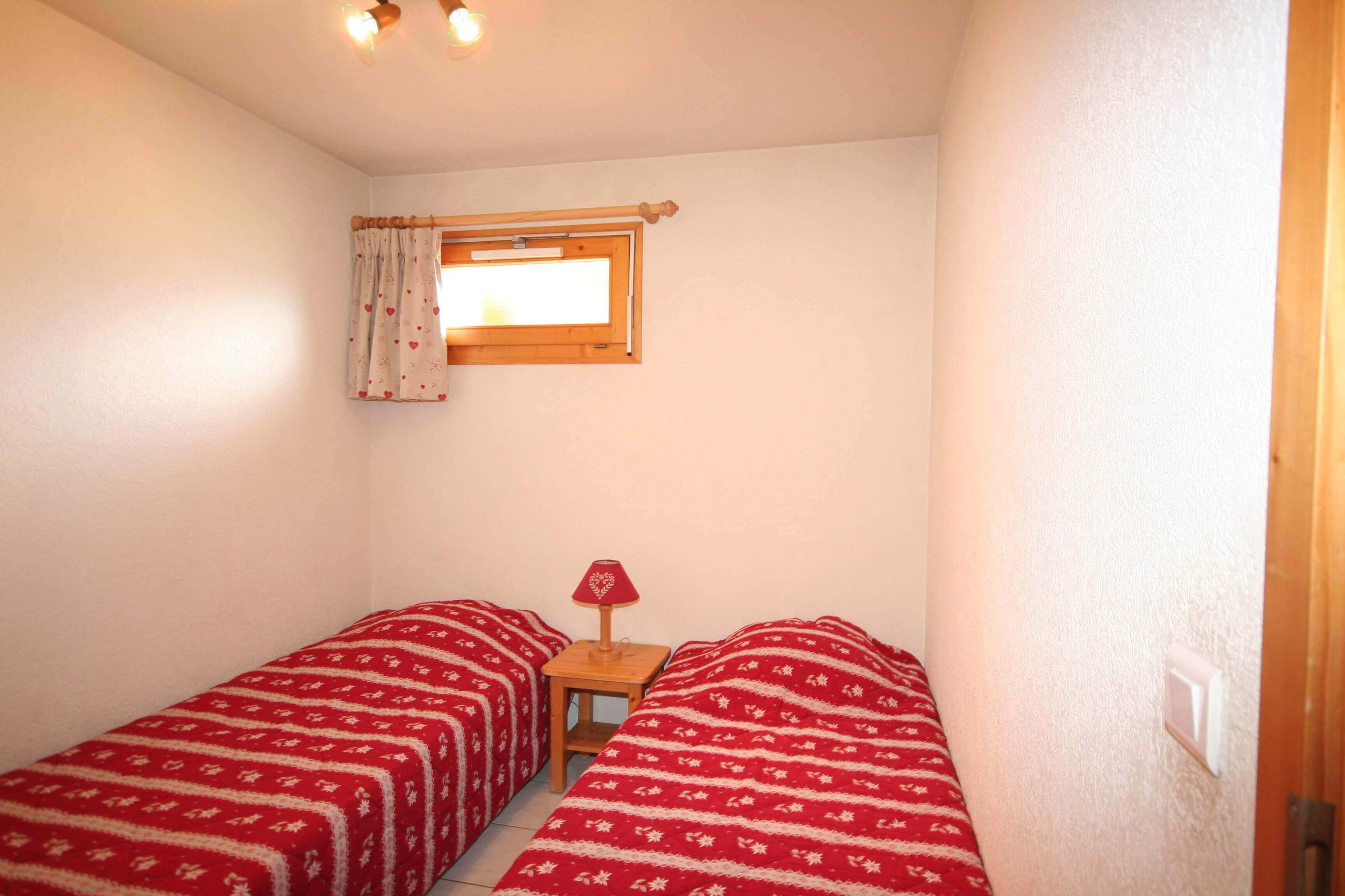 Chambre n°2 - 3 pièces avec balcon l'Echo des Montagnes - location appartement chatel